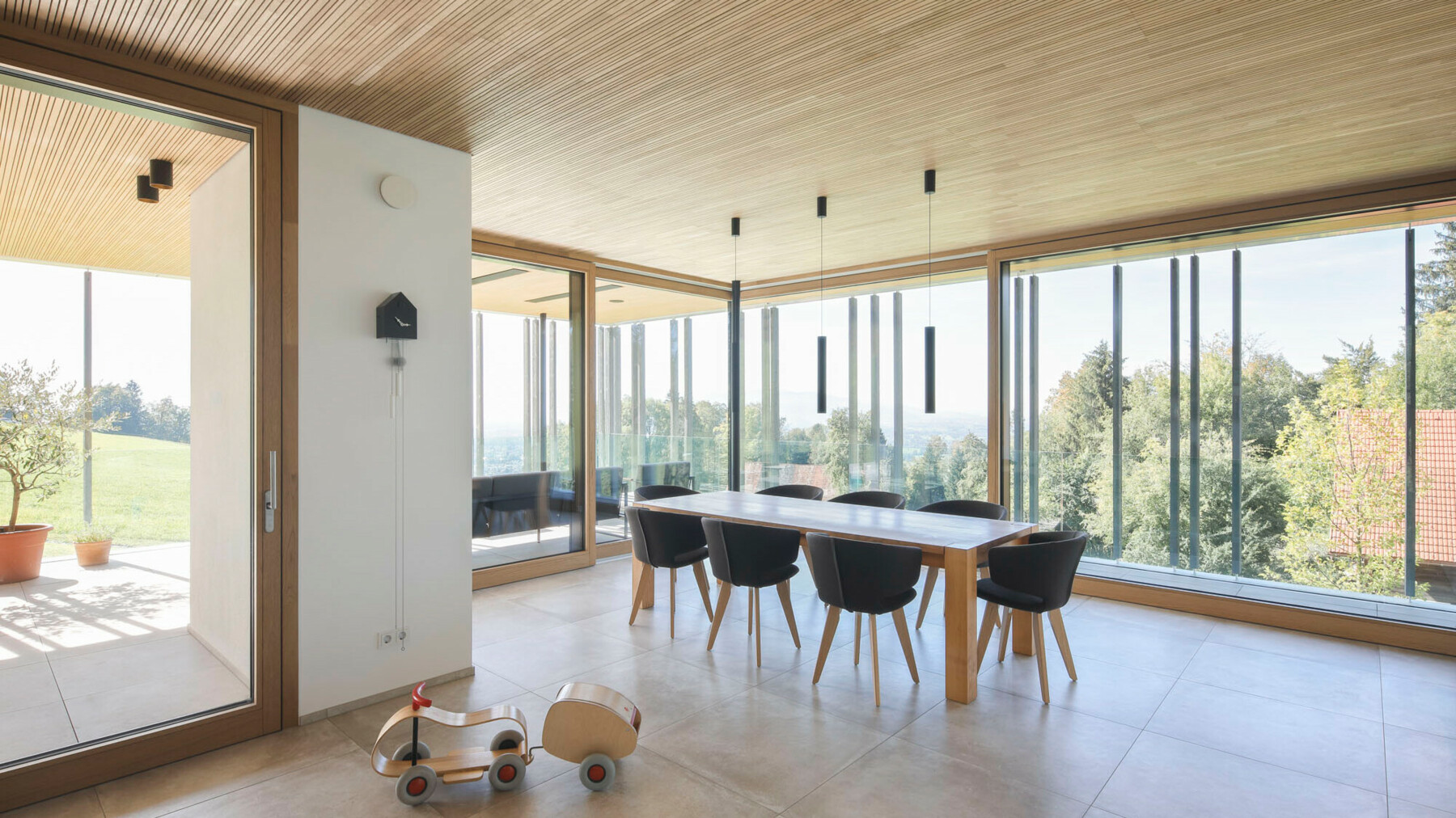 Moderne Deckenverkleidung made of LIGNO® für ein Esszimmer und eine Terrasse aus Echtholz in einem Einfamilienhaus in Dornbirn