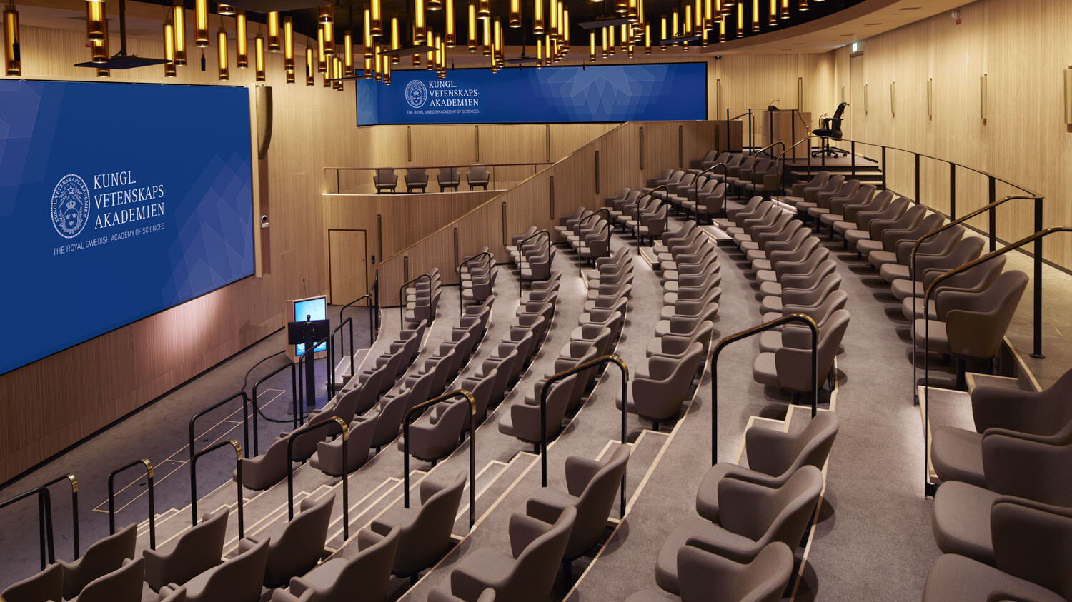 In diesem Saal, in welchem die Nobelpreisträger ihre Arbeit präsentieren, herrscht dank LIGNO® Akustik light - Paneelen eine optimale Akustik.