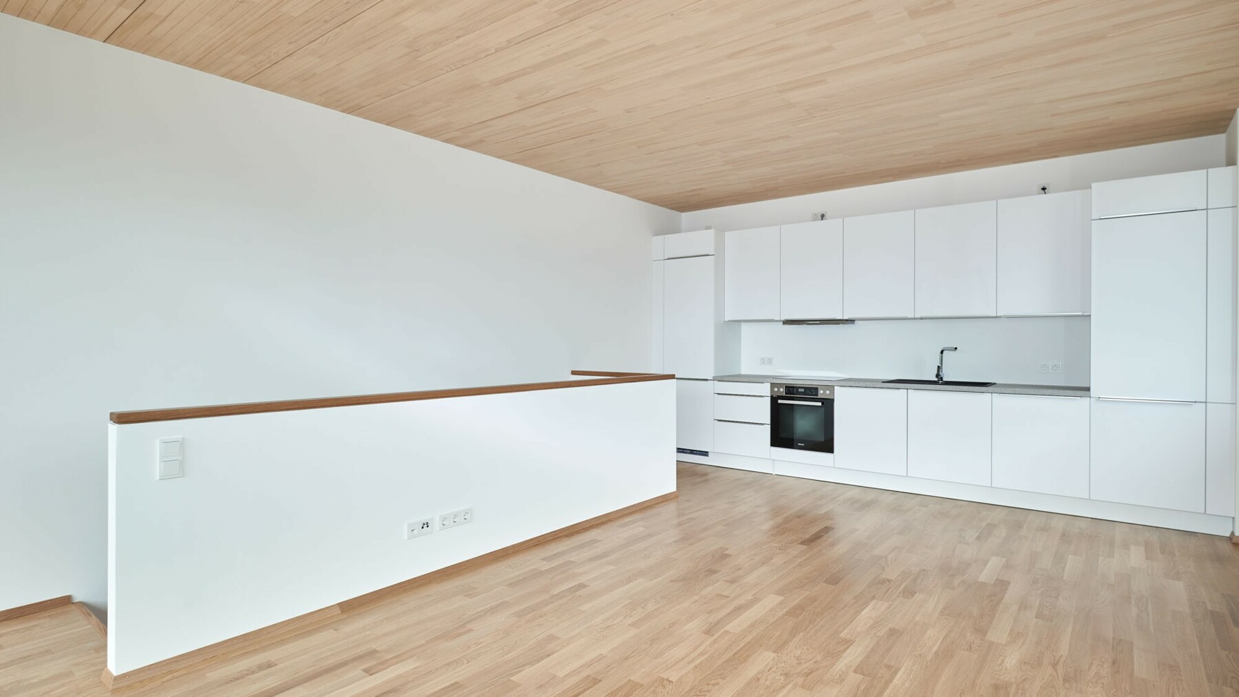 Die weiten, hellen Wohnräume versprechen höchsten Wohnkomfort, unter anderem durch die verbauten LIGNO® Bauteile, welche mit ihrer Sichtseite in edler Weißtanne eine angenehme Wohnatmosphäre kreieren. 