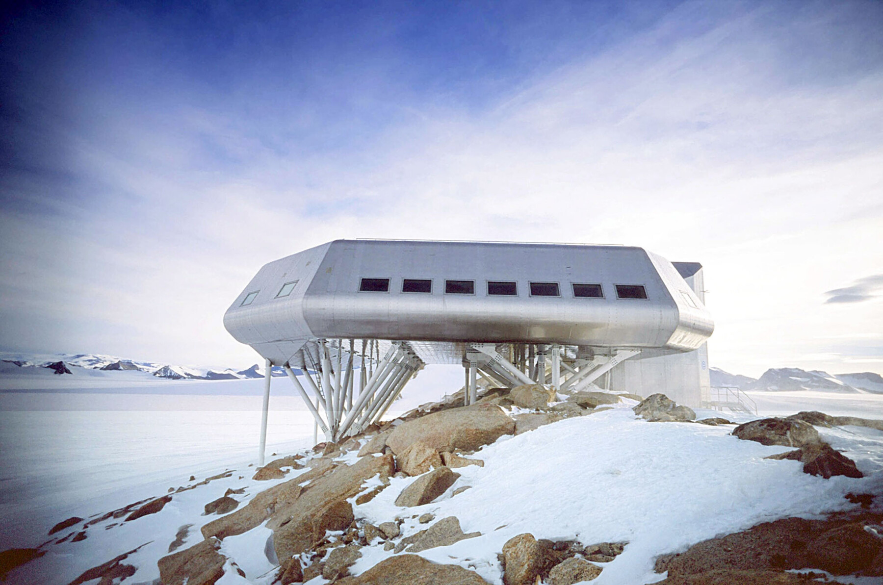 Diese energieautarke Polarforschungsstation in der Antarktis besteht zu 80 Prozent aus Holz und wurde mit LIGNO® Block Q3 Dachbauteilen konstruiert.  