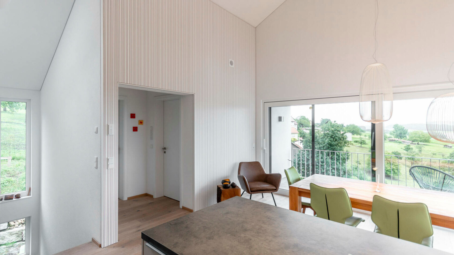 Zur Lärmreduktion wurde im Wohnbereich dieses Einfamilienhauses eine Wand mit LIGNO© Akustik Light verkleidet. 