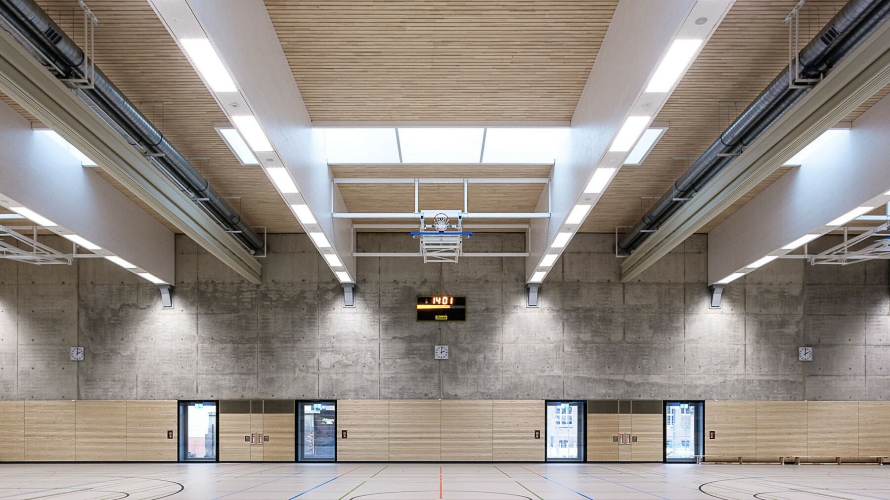 Dachelemente mit Akustikprofil aus Holz | Betonwand | Sporthalle Dresden Cotta