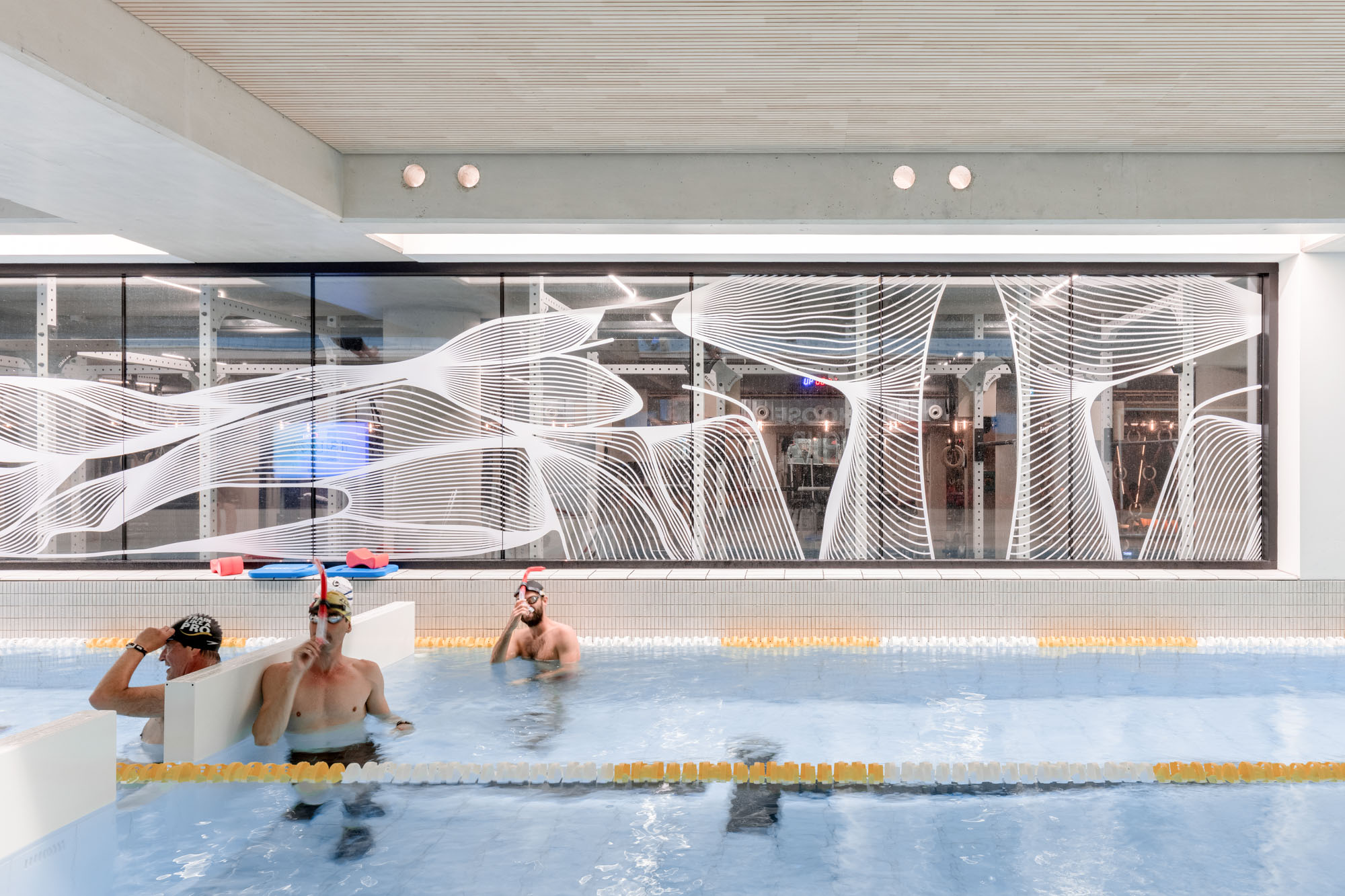LIGNO® Akustik light bilden in der Schwimmhalle einen wichtigen Ausgleich für schallharte Materialien, wie Beton, keramische Beläge sowie die Wasserfläche selbst.