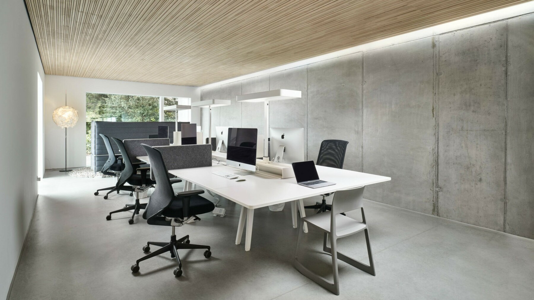Die Bürowände im Industrial Style werden kontrastiert durch die Deckenverkleidung in LIGNO® Akustik nature:3D, welche durch die unterschiedliche Leistenhöhen einen dynamischen, lebendigen Effekt erzielen. 