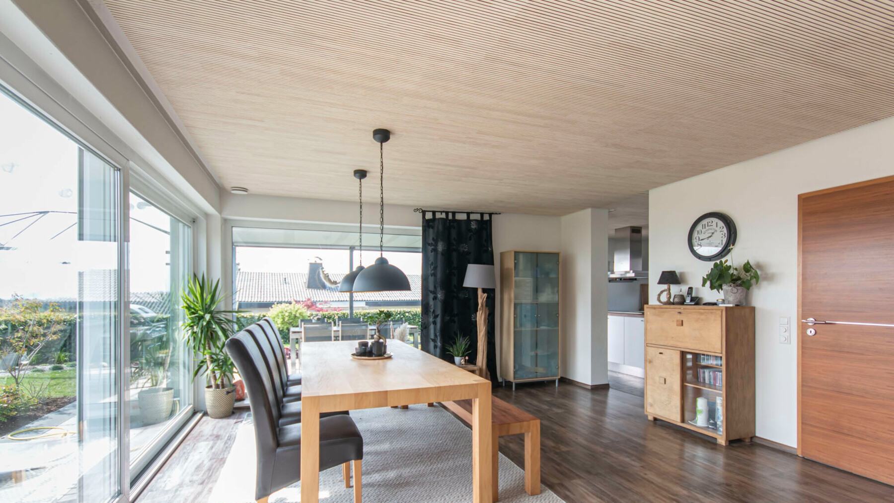 Raumakustisch wirksame Akustikpaneele aus Holz als Deckenverkleidung im Esszimmer in einem Einfamilienhaus bei Laufenburg