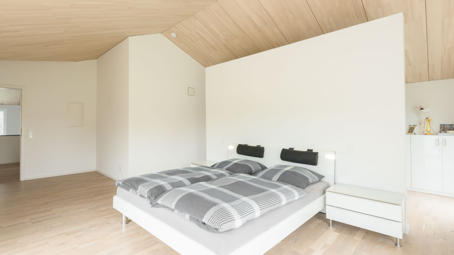 Die hellen Holzdecken-und Böden bilden zusammen mit den cremefarbenen Wänden ein harmonische Raumkonzept, welches einlädt zum Entspannen.  