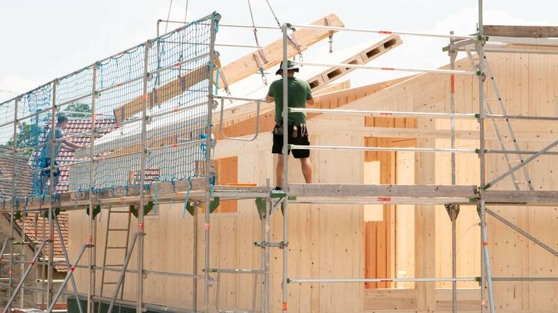 Montage eines großflächigen Dachelements LIGNO® Block auf eine tragende Wandkonstruktion aus Holz im Rohbau | Einfamilienhaus