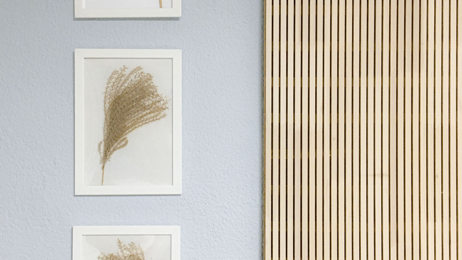 Die fein profilierte Weißtannenoberfläche der LIGNO® Akustik home fügt sich wunderbar in das feine Farbkonzept der Räume ein. 