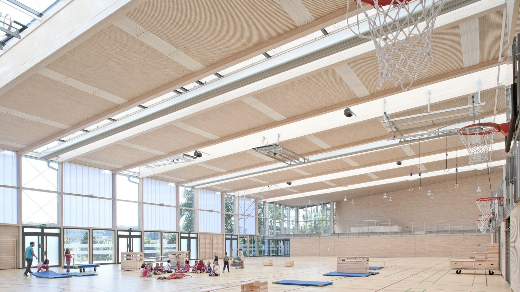 LIGNO® Block Q3 mit Akustikprofil als neues Dach für Sporthalle in Eisingen.