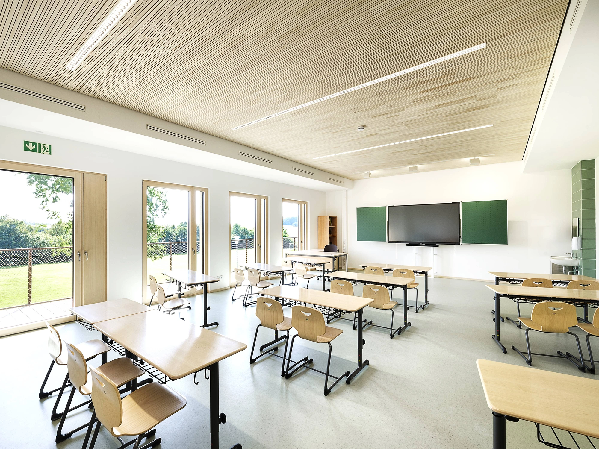 Klassenzimmer mit Akustikpaneelen für optimale Lernbedingungen