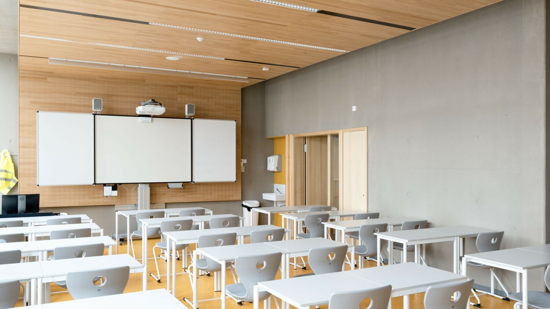 Die Deckenverkleidung aus Holz mit LIGNO® Akustik light sorgt sorgt in diesem Klassenzimmer der Schule Lycée Vauban in Luxemburg für optimale Raumakustik.