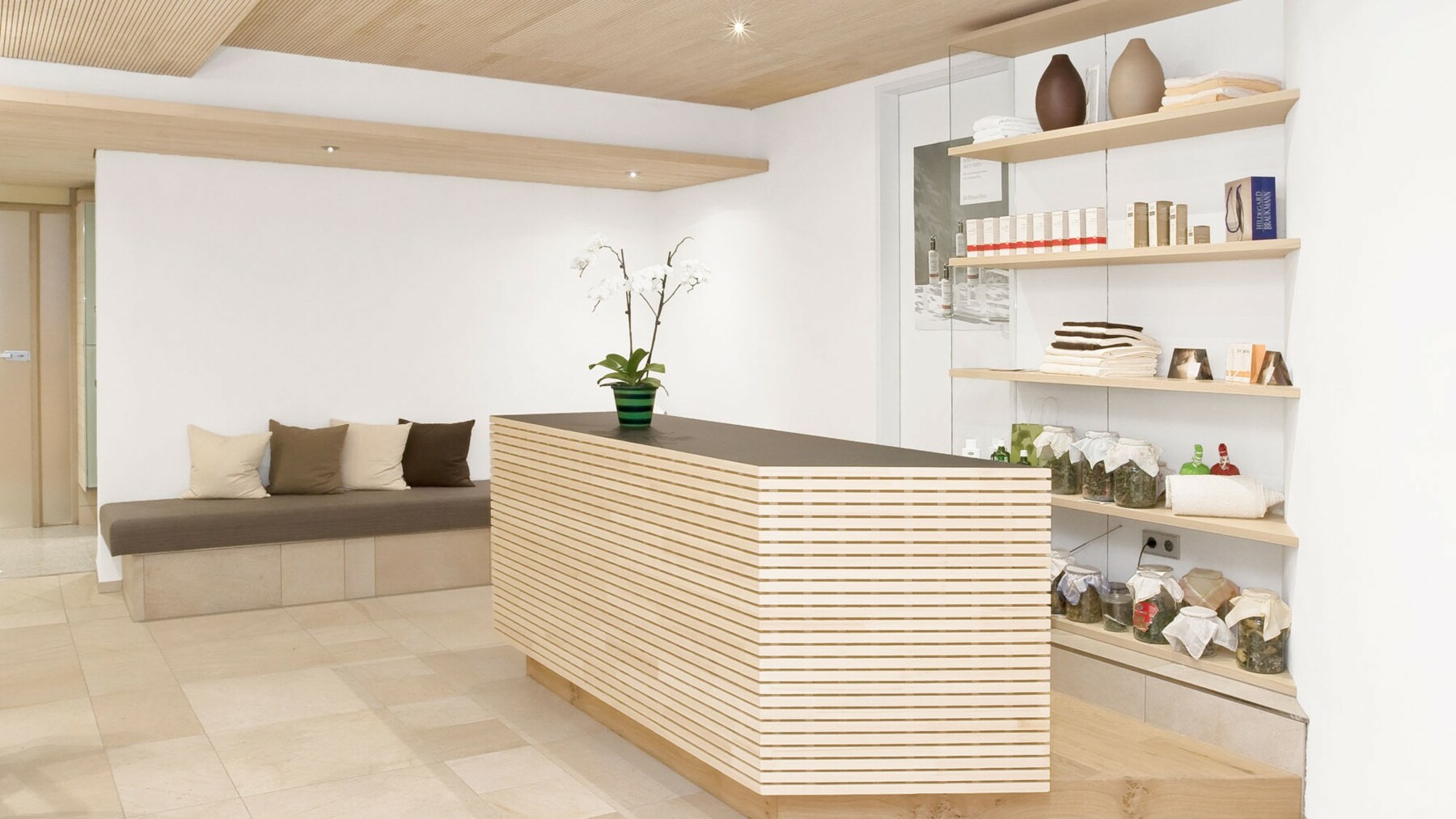 Das helle LIGNO® Weißholz schafft zusammen mit den weißen Wänden und Naturtönen eine ruhige, einladende Atmosphäre für Besucher. 
