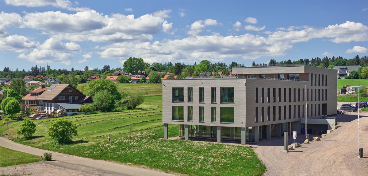 Der Baukörper des Hauptsitzes von Lignotrend bildet einen sinnvollen Abschluss des Gewerbegebietes zum Dorf Remetschwiel