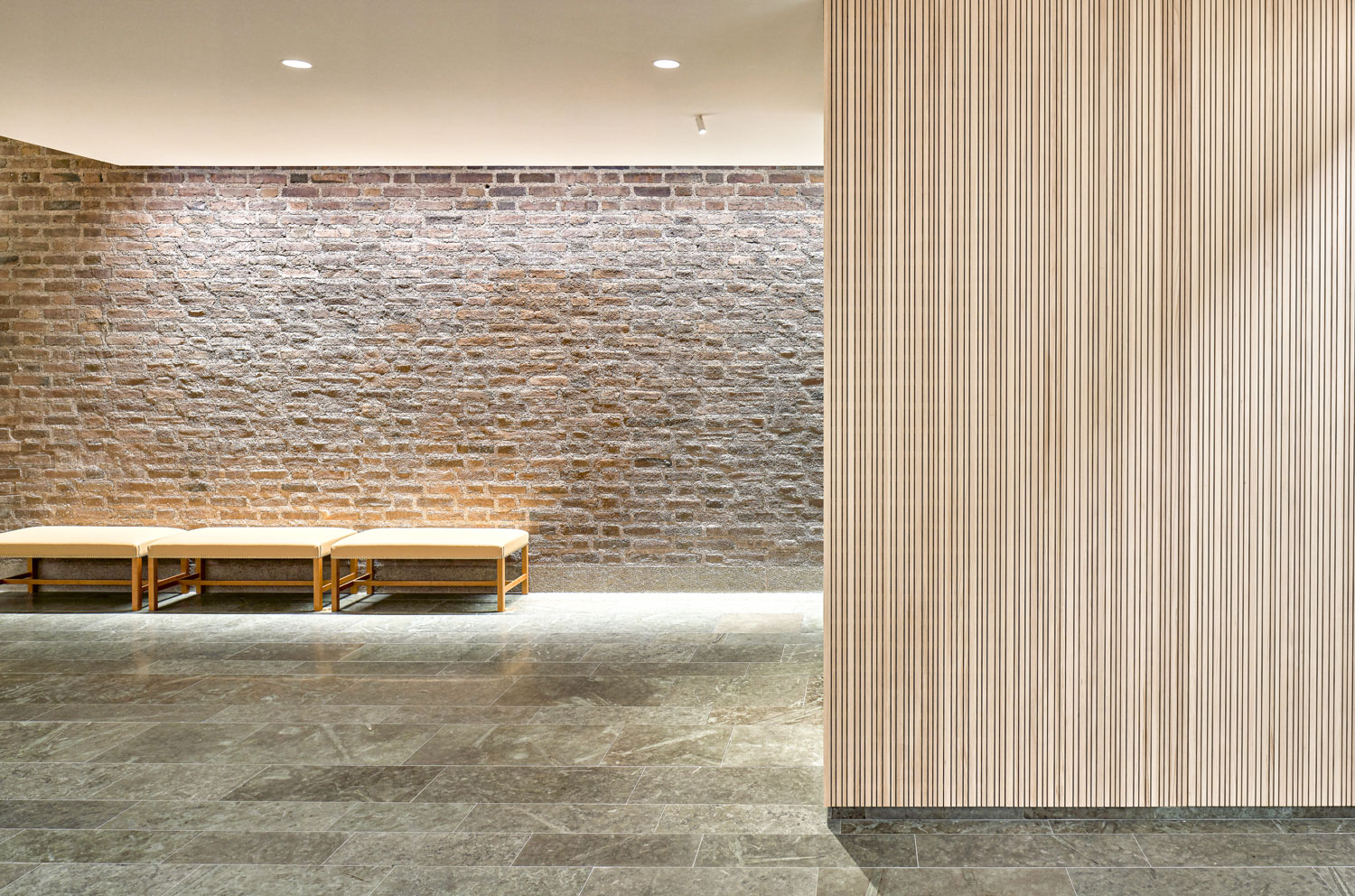 Die mit Echtholz verkleideten Wände der Akademie-Lounge erzeugen durch ihr unregelmäßiges Nature - Leistenprofil ein bewegtes Raumgefühl. 