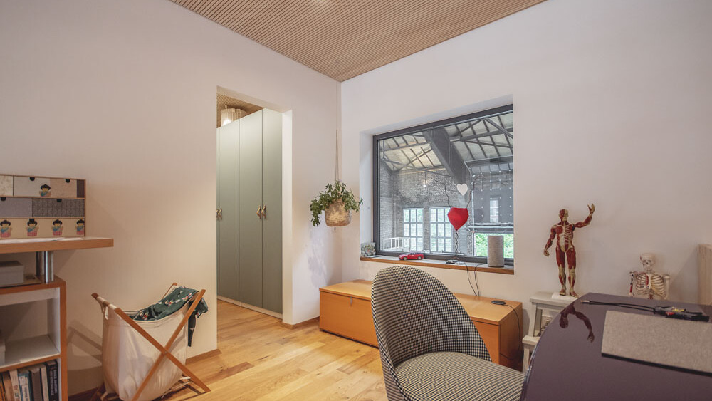 Wie in allen Räumen, sorgen auch in diesem kleinen Büro Holzdecken mit integriertem Absorber von Lignotrend für eine optimale Raumqualität und gute Akustik.