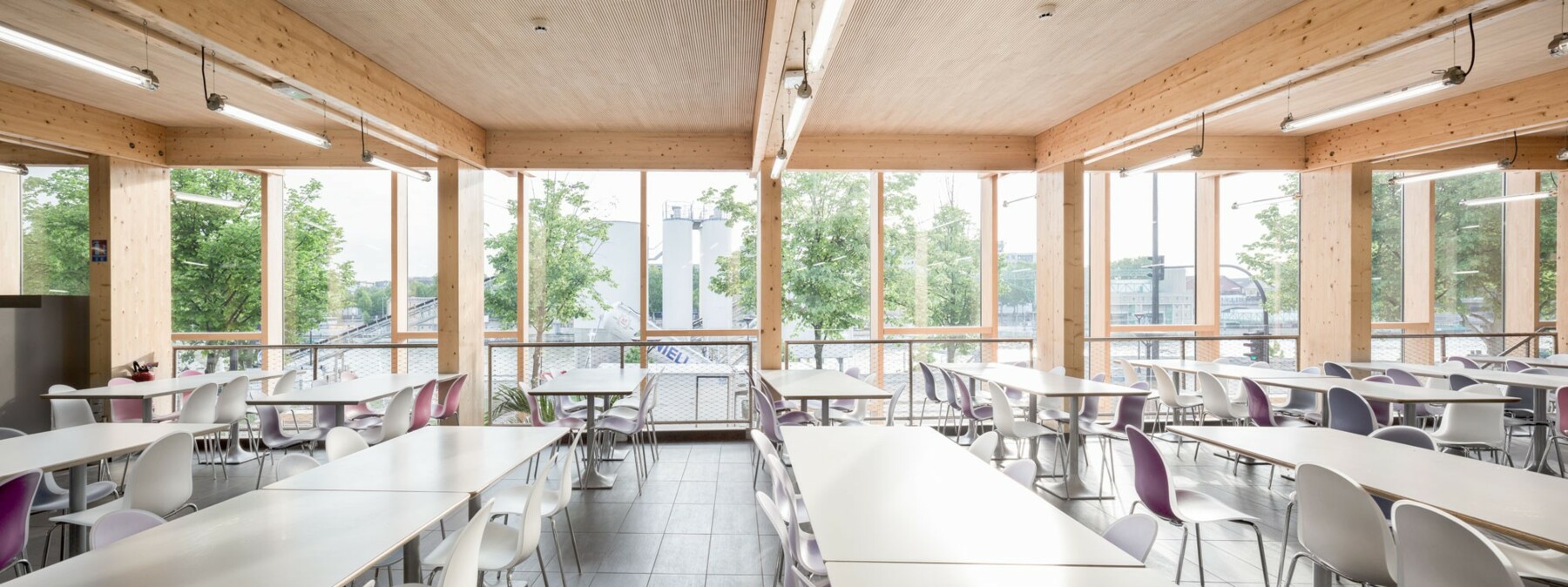 Die Materialien aus Glas, Metall und Holz von Lignotrend schaffen eine helle, freundliche Atmosphäre in dieser Cafeteria mit Blick auf die Seine. 