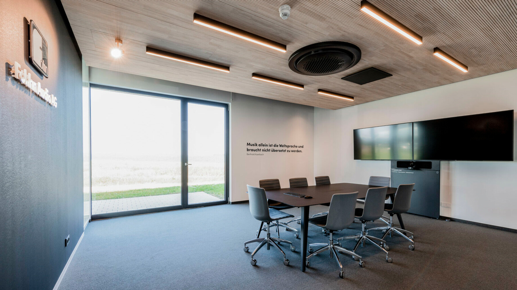 Dieser Sitzungsraum unterstützt eine konzentrierte und produktive Arbeitsatmosphäre durch optimales Raumklima und eine helle, freundliche Atmosphäre. 