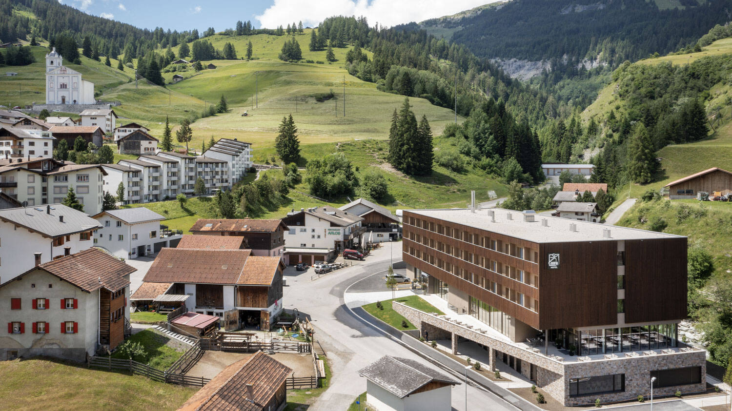 Der Hotelneubau bestehend aus lokalem Fichtenholz liegt idyllisch gelegen im Bündnerischen Savognin und versucht auf mehr Ruhe, Regionalität und Naturnähe zu setzen. 
