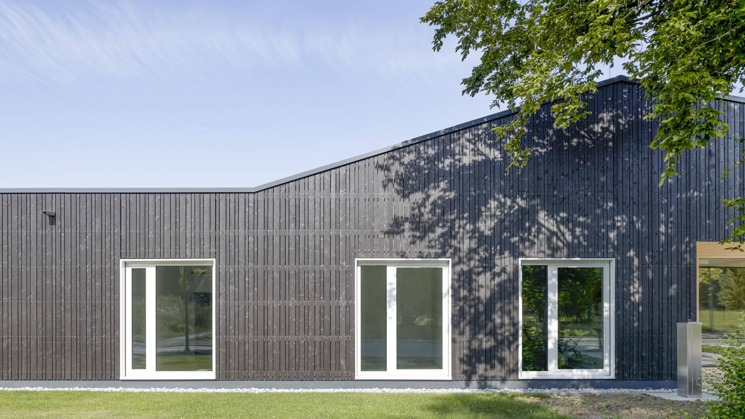 Das einfache Außendesigns des Neubaus im Hessental spiegelt die einfache Formsprache, die auch im Inneren der Tagesstätte dominiert wider.