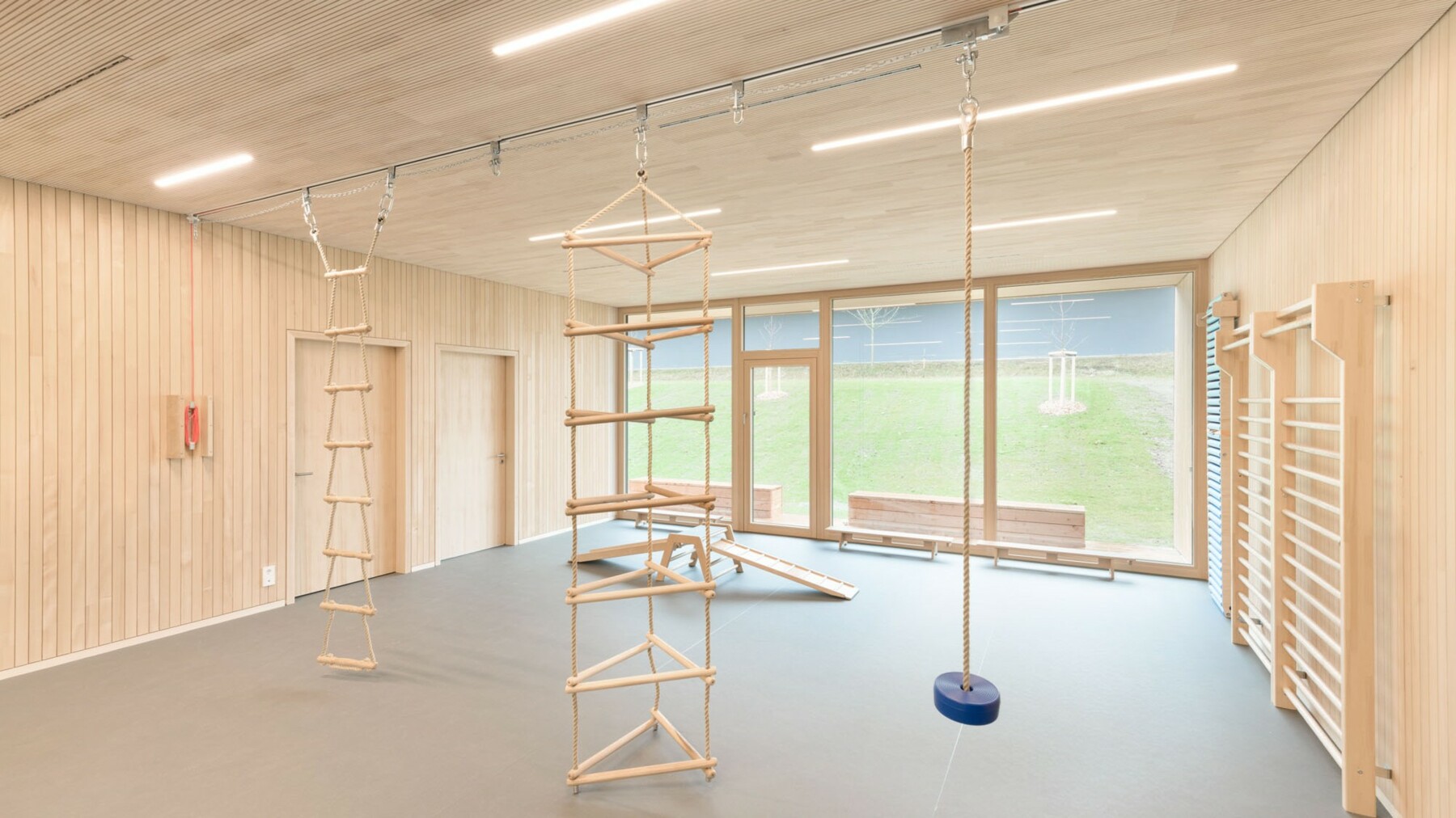 Decke in Turnhalle der Kinderkrippe Wiggensbach wird mit neuer Akustikverkleidung aus Holz ausgestattet