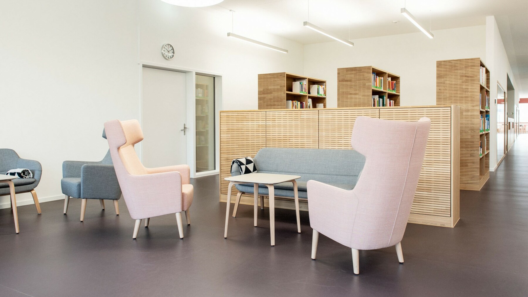 Raumakustik verbessernde Möbel aus LIGNO® Akustikelementen in Eiche wirken als echte Designelemente in dieser Hochschule in Aarau.