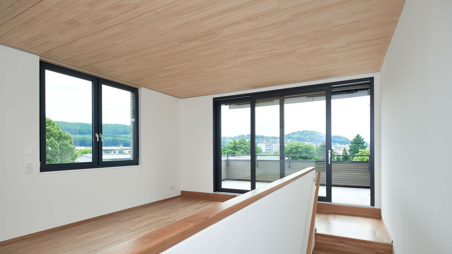 Die dunklen Fensterrahmen, Decken und Böden in angenehmem Holz und helle Wände sorgen für ein harmonisches Zusammenspiel.