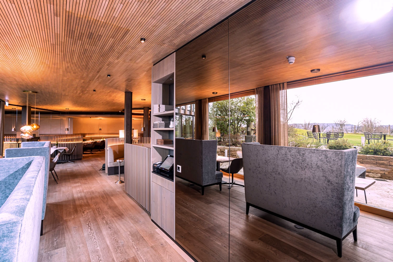 Natürliche Akustikpaneele aus Holz sorgen für eine ruhige Atmosphäre im Restaurantbereich des Hotels Hirschen Horn.