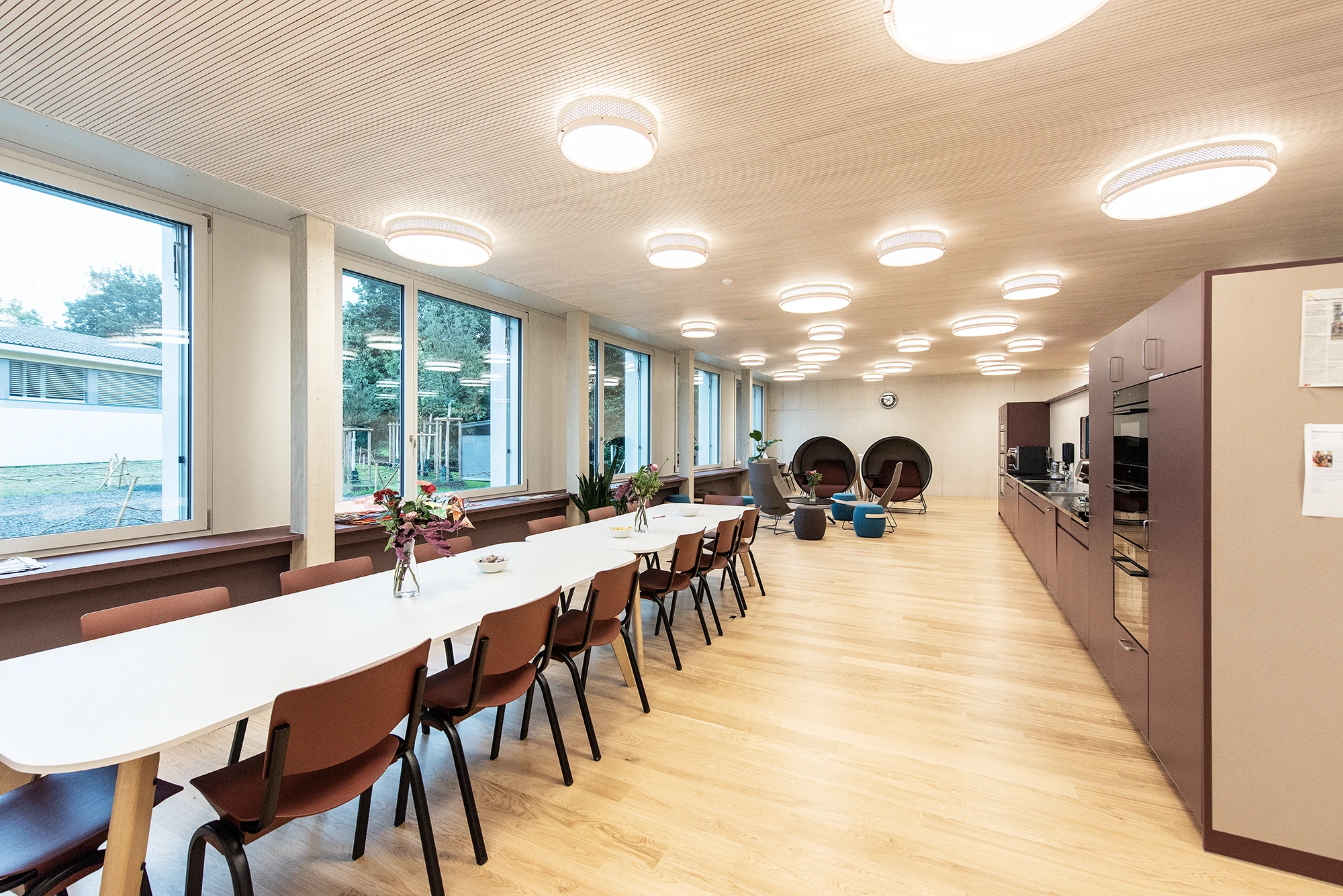 Akustikpaneele aus Holz für multifunktionale Räume in Schul- und Bildungsbauten