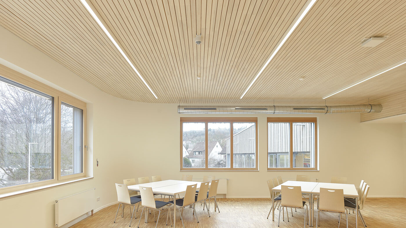 Die Brettschichtholzdecken made of LIGNO schaffen zusammen mit den Eichenböden und cremeweiß gestrichenen Wänden eine warme Raumatmosphäre im Inneren des Feuerwehrhauses. 
