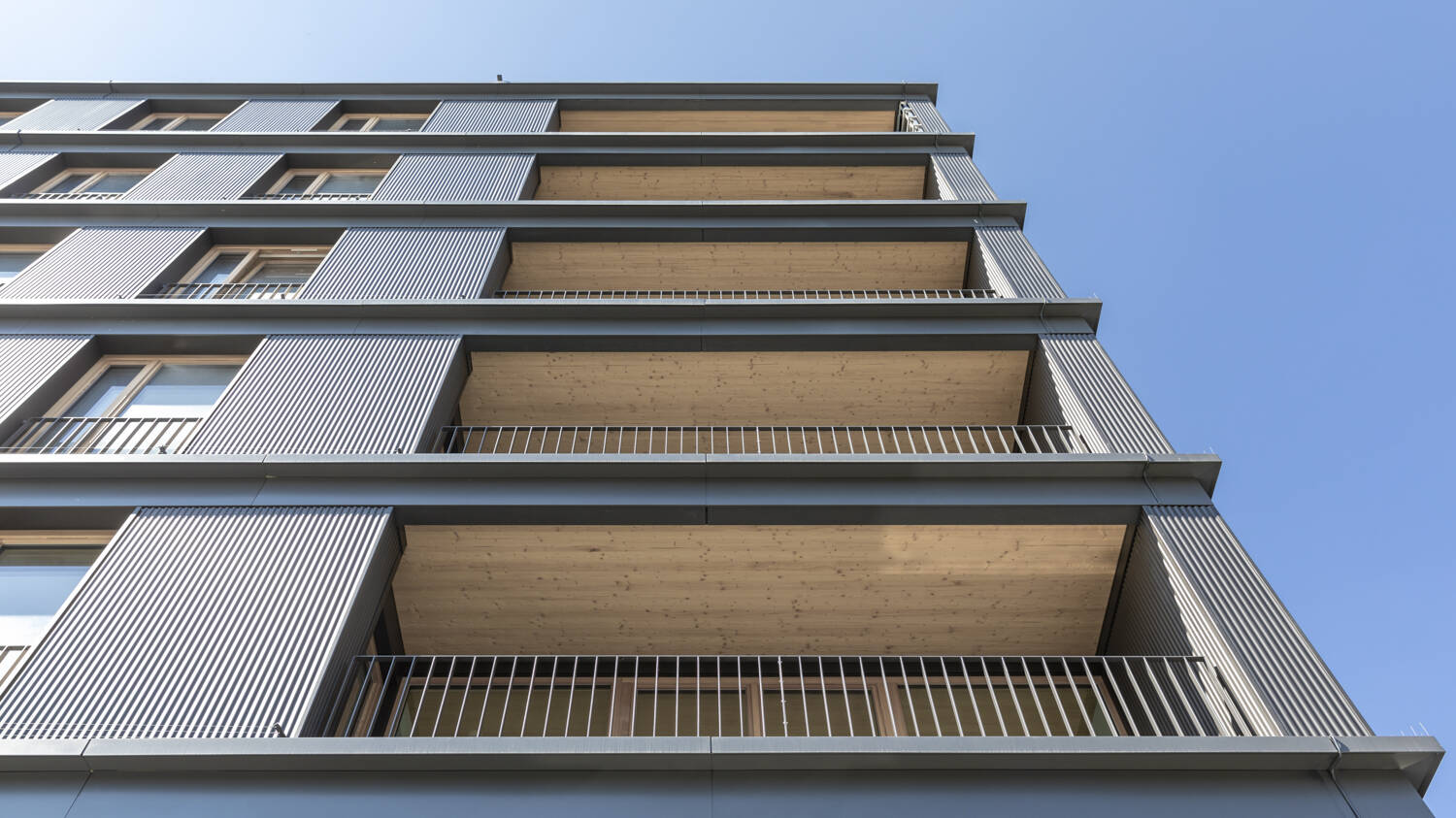 Am Eckbereich des Buggies reihen sich vertikal die Balkone der Wohnungen. 