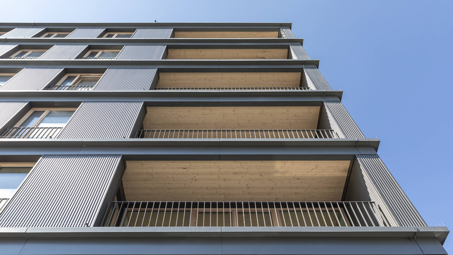 Am Eckbereich des Buggies reihen sich vertikal die Balkone der Wohnungen. 
