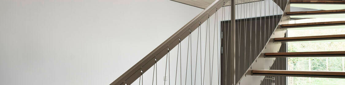 Der Materialmix aus Holz und Metall gibt dem luftigen Treppenhaus einen edlen Look. 