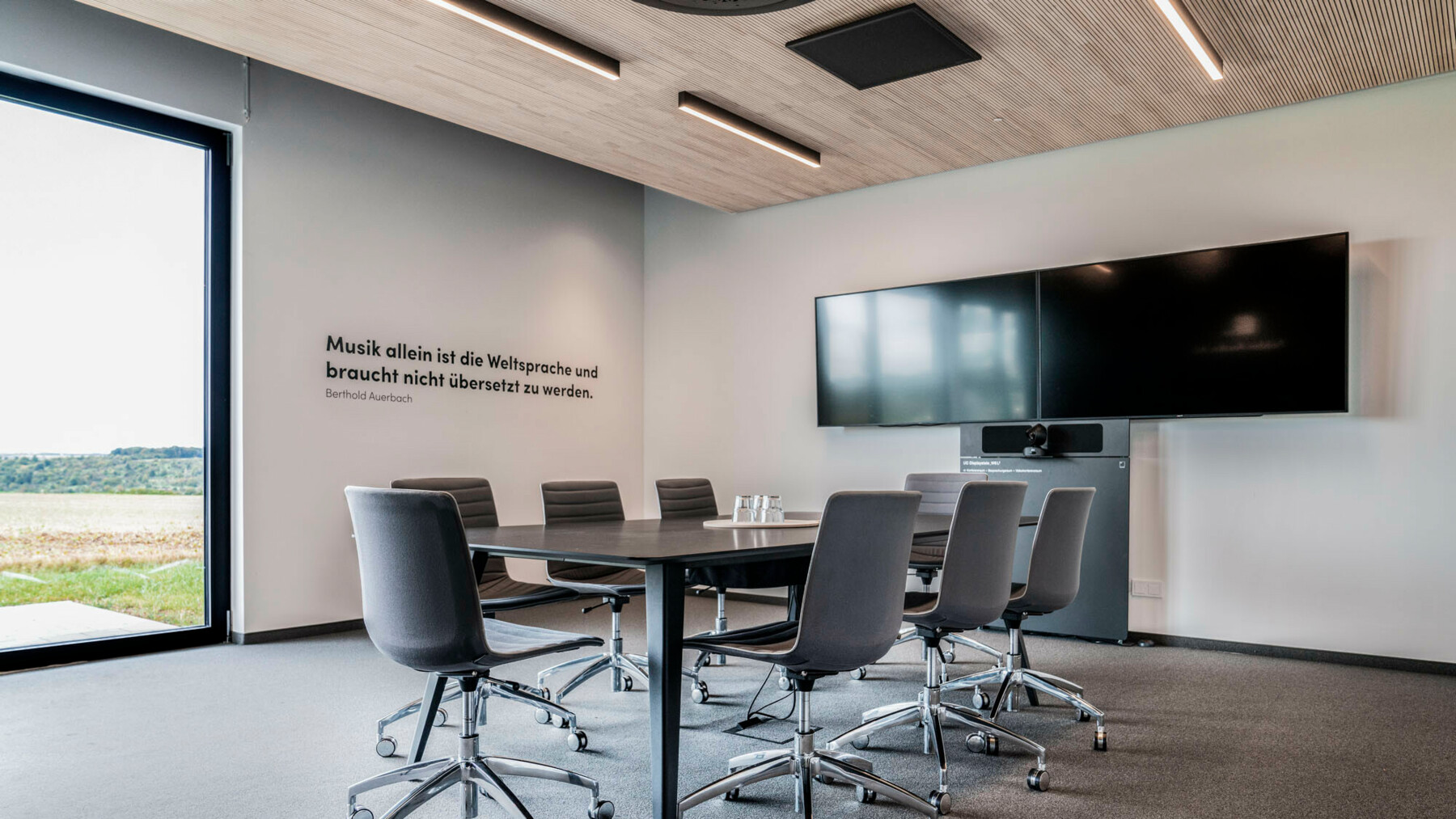 Der Sitzungsraum lässt durch seine minimalistische Einrichtung viel Raum für konstruktive Diskussionen und Gespräche. 