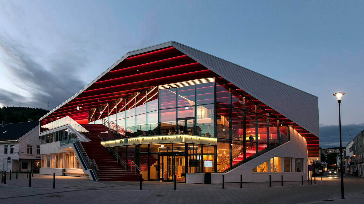 Eingangsbereich zum Kulturcenter in Norwegen, das neben Theatersaal,  Kino, Jugendclub, Bibliothek und Kulturschule beherbergt.