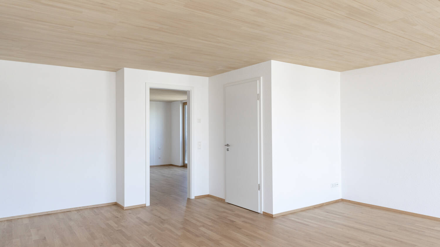 Die Räume strahlen in weißen Wänden und hellem Holz aus astfreier Weißtanne.