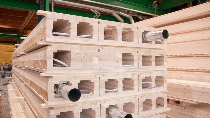 Lignotrend-Brettsperrholz-Kastenelement ab Werk mit vorinstallierten Kabeln und Lehrrohren 