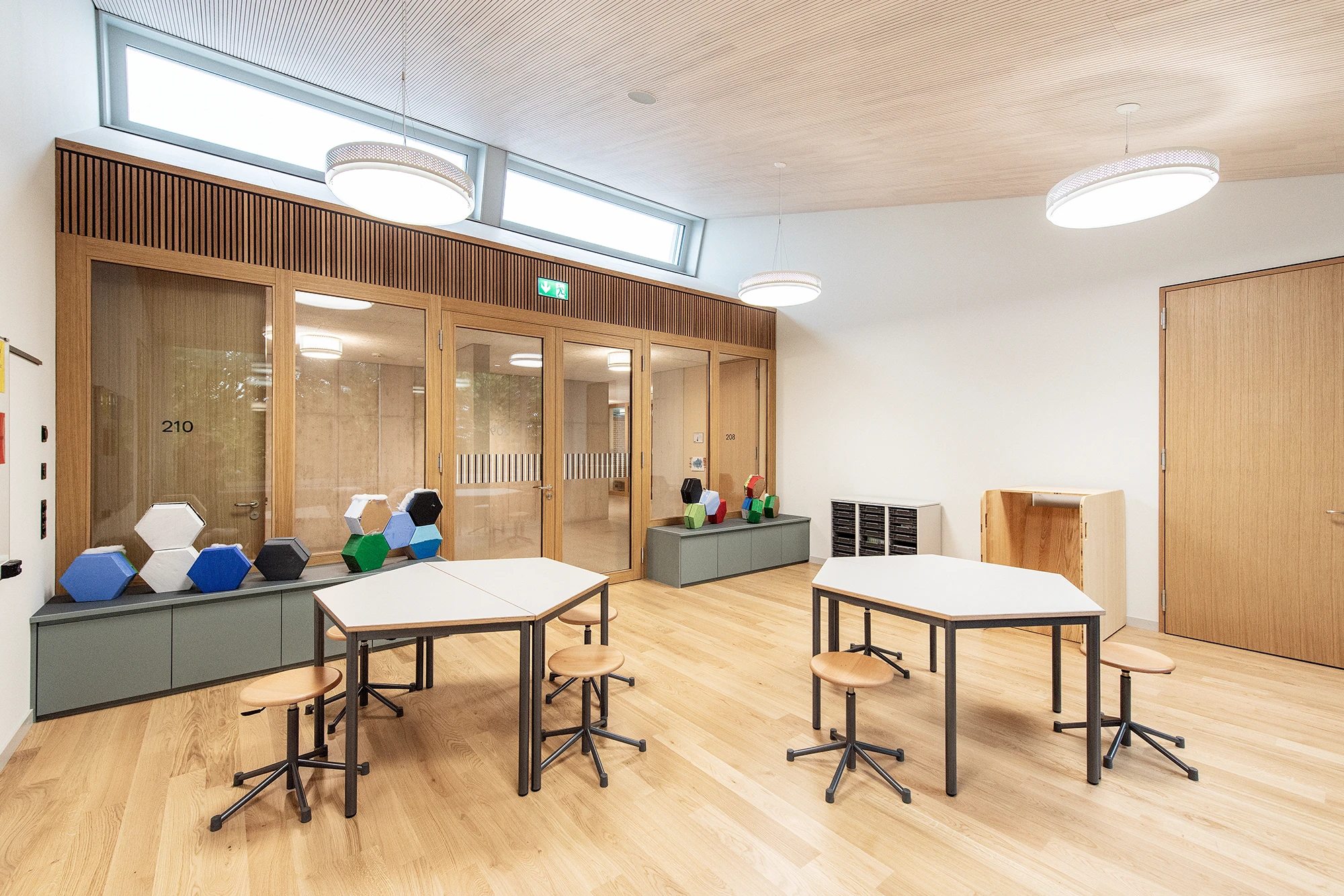 Akustikpaneele aus Holz für lebendige Lernräume mit guter Sprachverständlichkeit
