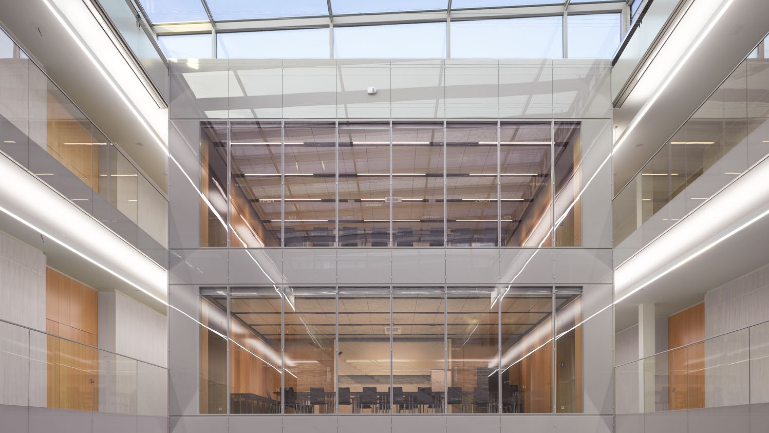 Das glasgedeckt Atrium dient als Zentrum des Gebäudes, um welches sich Hörsäle, Arbeitsräume, Cafeteria und Nebenraumzonen anordnen. 