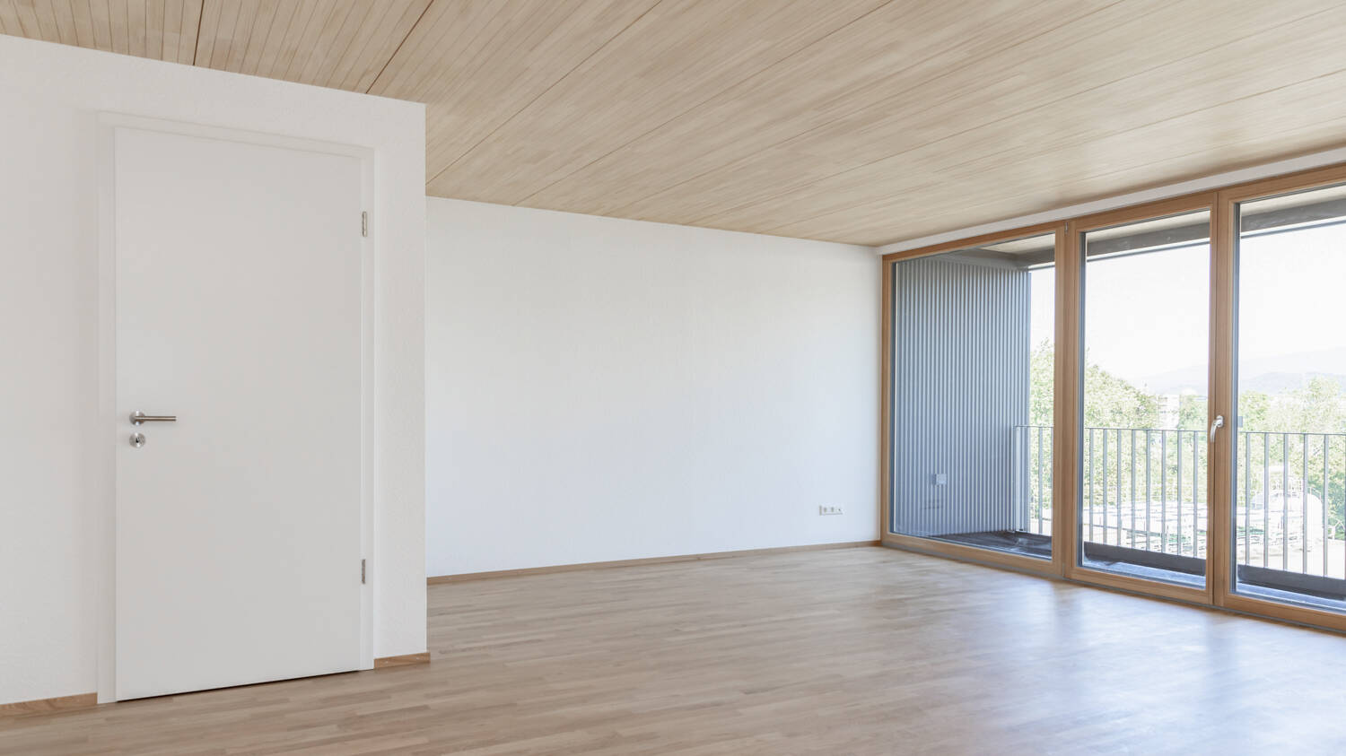 Die 30 verfügbaren Wohneinheiten des Buggis bestehen aus großen, hellen Räumen mit den LIGNO®-Deckenelementen aus astfreier Weißtanne unverkleidet und sichbar als Designelement im Raum. 
