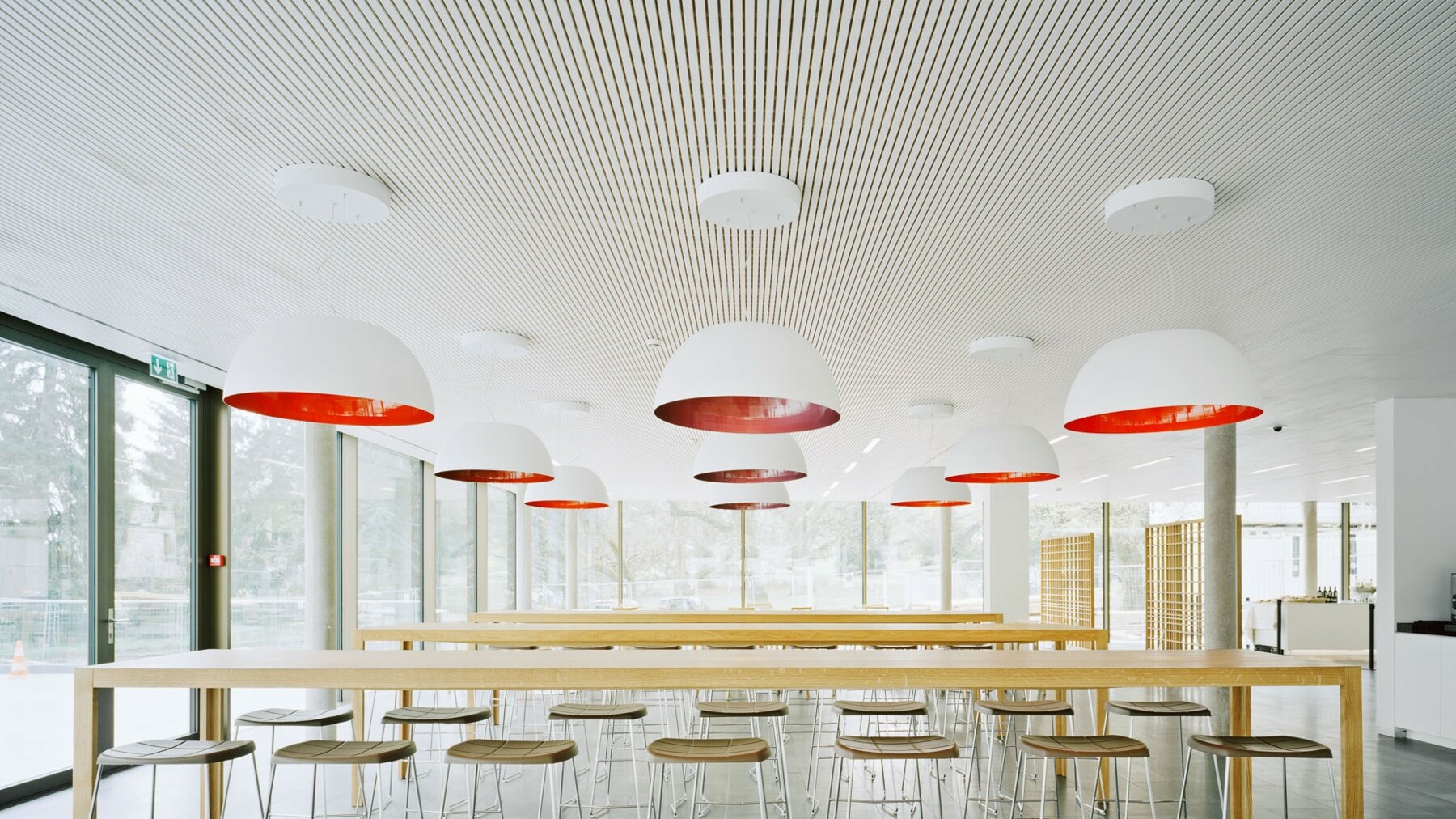 Weiss lackierte Akustikdeckenverkleidung aus Holz im Bürogebäude der World Trade Organization in Genf