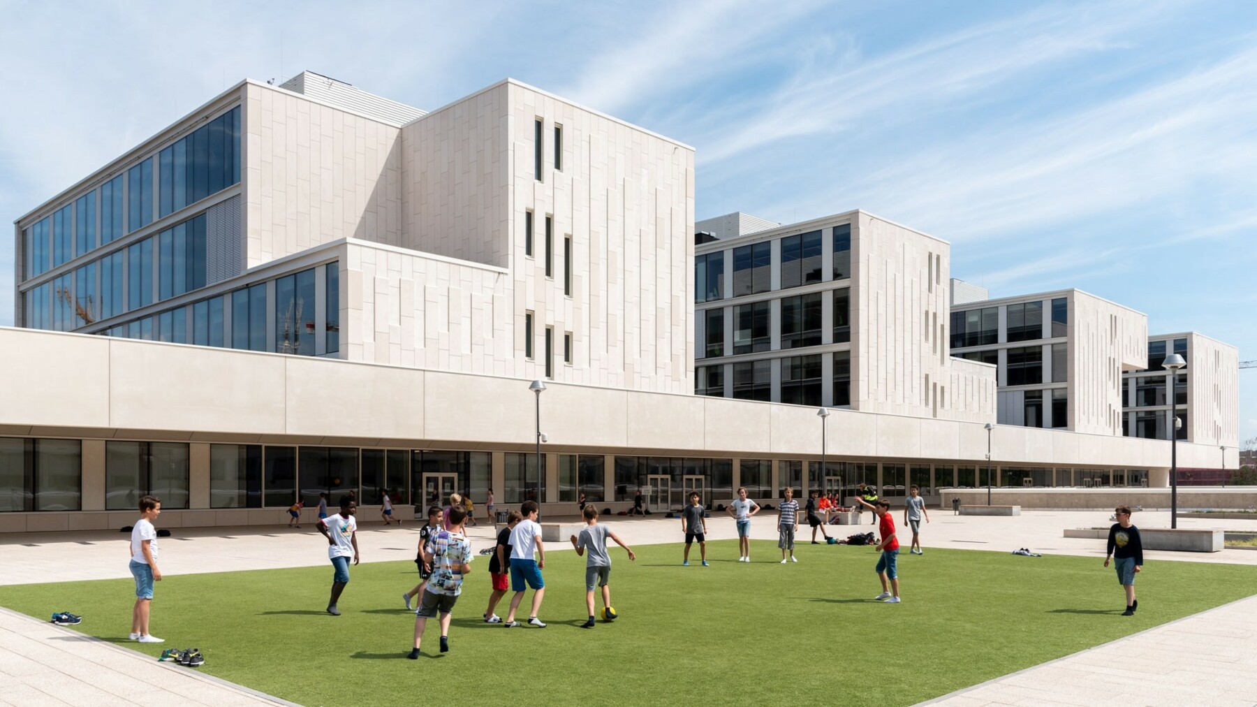Dieses moderne Schulgebäude besticht nicht nur außen mit einzigartigem Design. Im Inneren tragen Holzverkleidungen in eleganter Weißtanne zu optimaler Akustik und einem dynamischen Raumdesign bei.