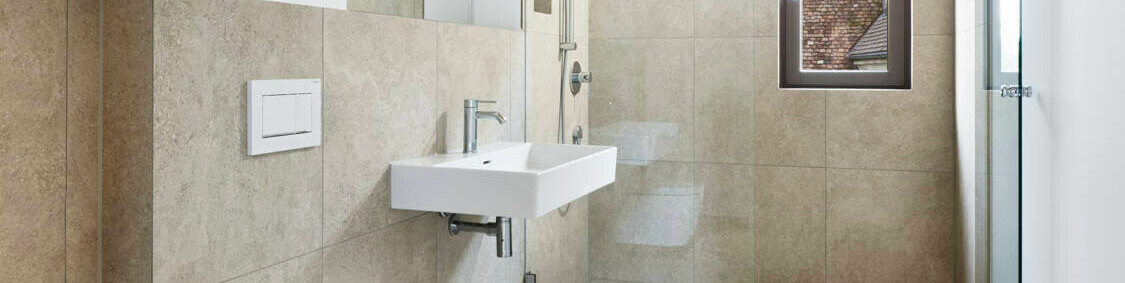 Das Badezimmer ist komplett in Naturtönen gehalten und passt sich somit den verwendeten Materialien an. 