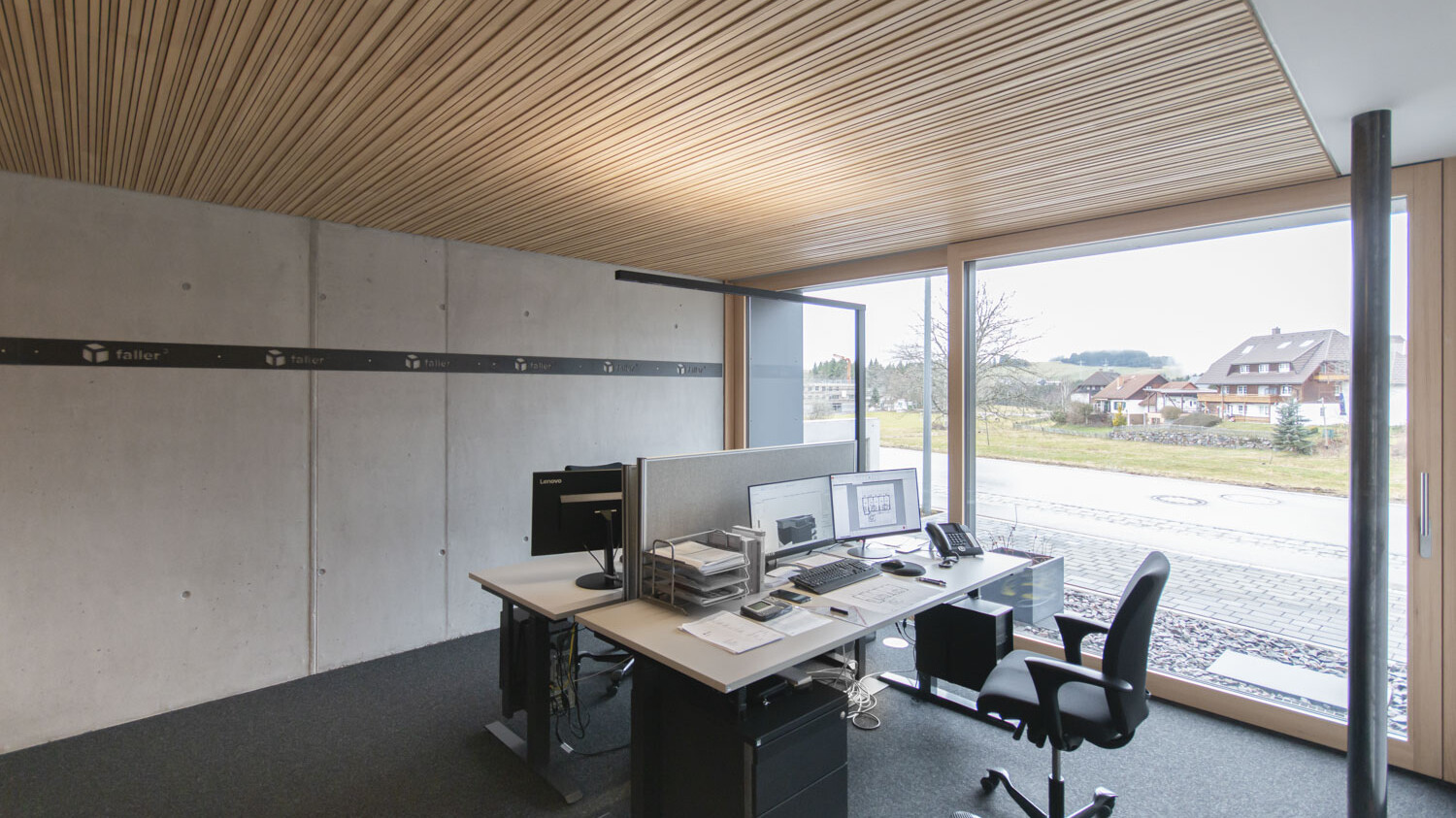 Die Unterseite der LIGNO® Dachbauteile wurden in den Büroräumen mit einer lebhaften Akustikverkleidung aus profilierter Weißtanne versehen.