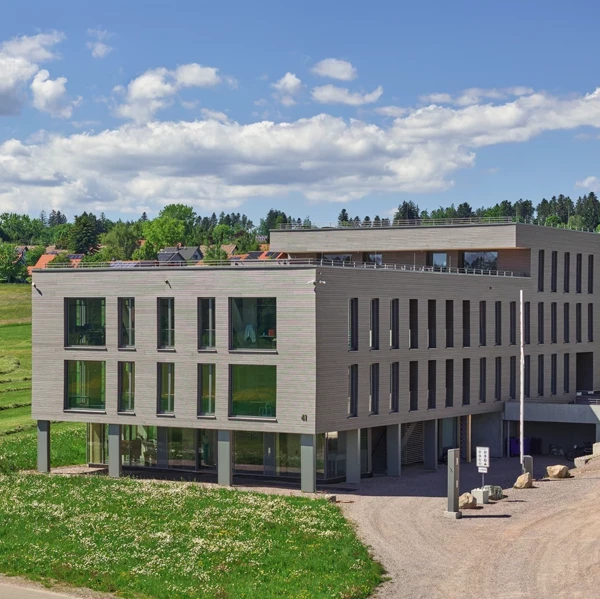 Der Baukörper des Hauptsitzes von Lignotrend bildet einen sinnvollen Abschluss des Gewerbegebietes zum Dorf Remetschwiel