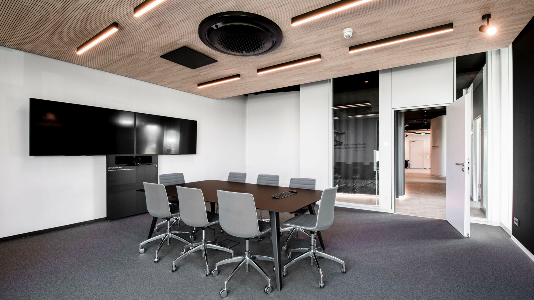 Der Sitzungsraum wird dominiert von klaren Linien und Kontrasten von hell und dunkel. Zusammen mit der minimalistischen Einrichtung und der LIGNO® Akustikoptimierung entsteht so die perfekte Umgebung für konstruktive Sitzungen.