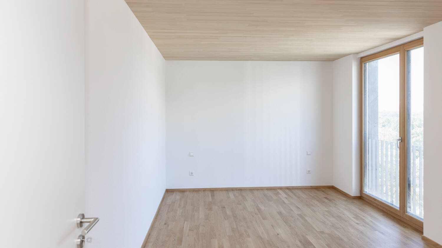 Die Räume strahlen durch die Kombination aus weißen Wänden und Decken sowie Böden in hellem Holz eine warme Atmosphäre aus. 