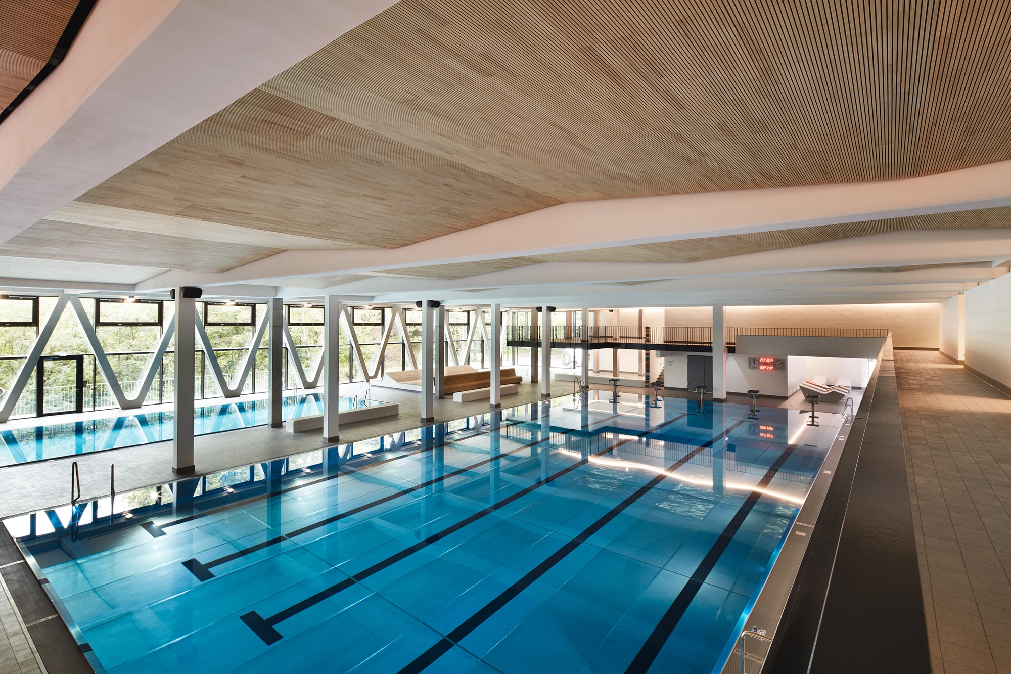 Schallabsorbierende Deckenverkleidung mit LIGNO® Akustikpaneele aus Echtholz im Hallenbad