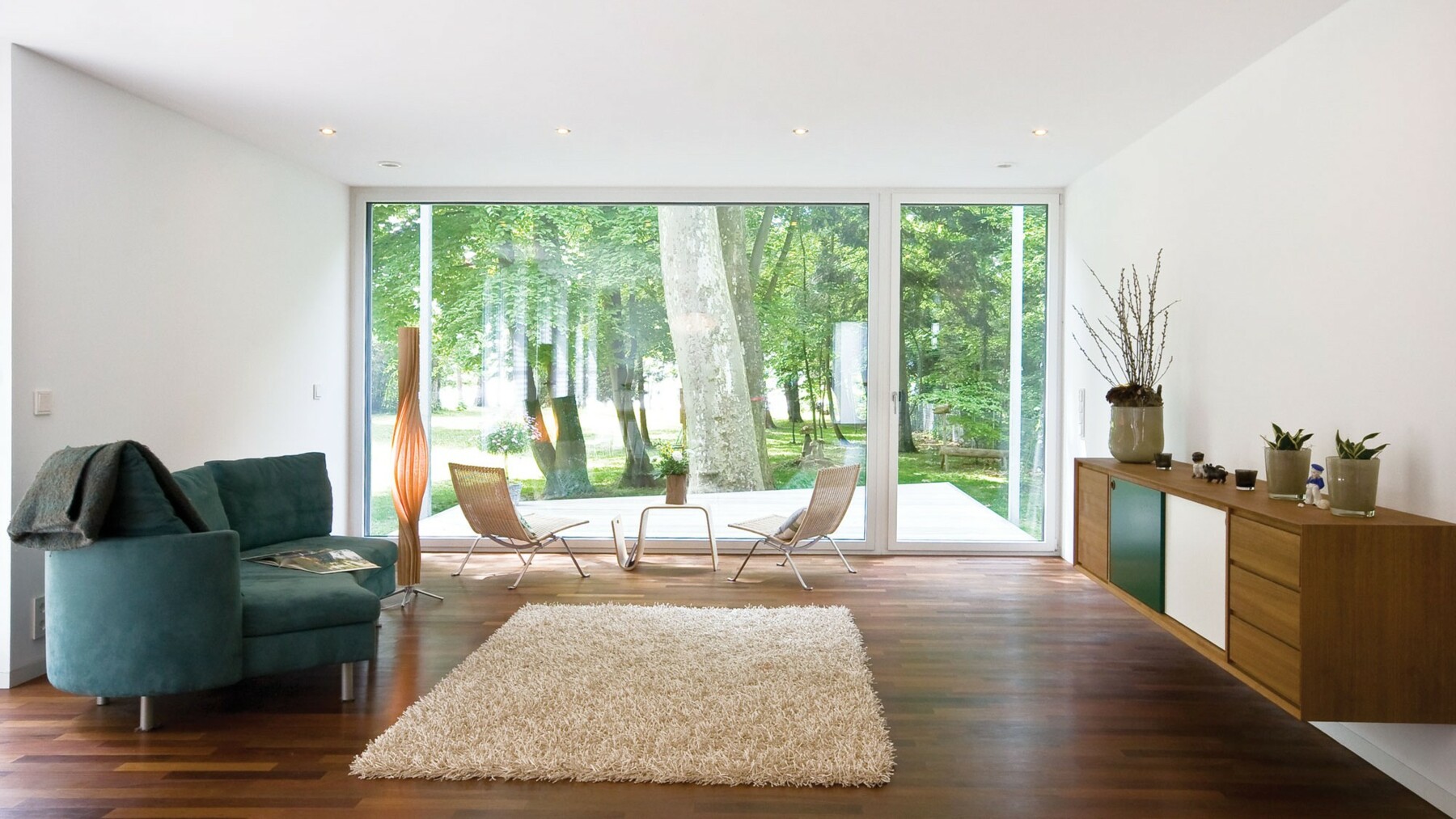 Die verwendeten Bauteile made of LIGNO® aus Holz mit weißer Gipsverkleidung, sorgen in diesem Passivhaus für wohngesundes, nachhaltiges Wohnen. 