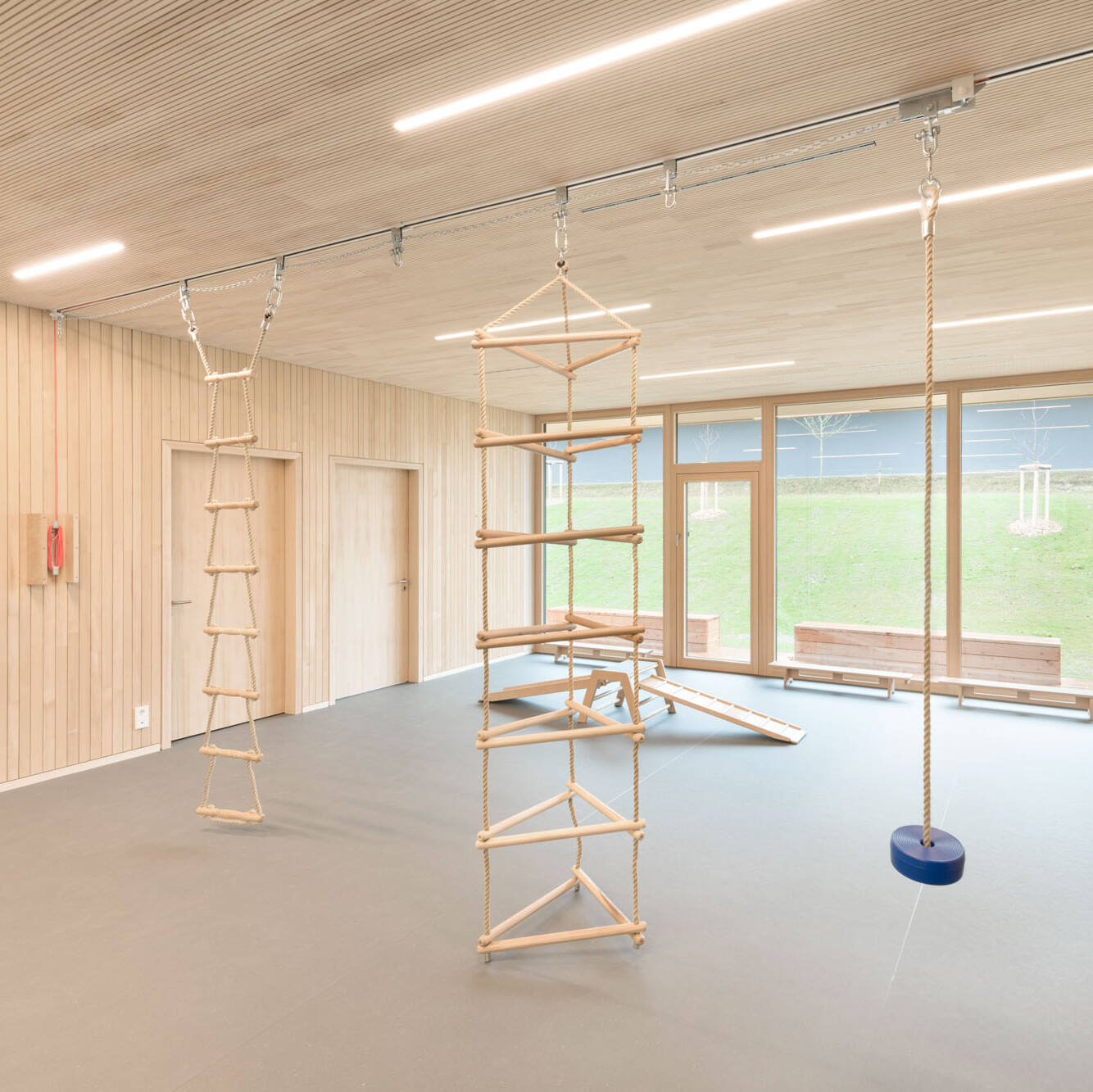 Decke in Turnhalle der Kinderkrippe Wiggensbach wird mit neuer Akustikverkleidung aus Holz ausgestattet