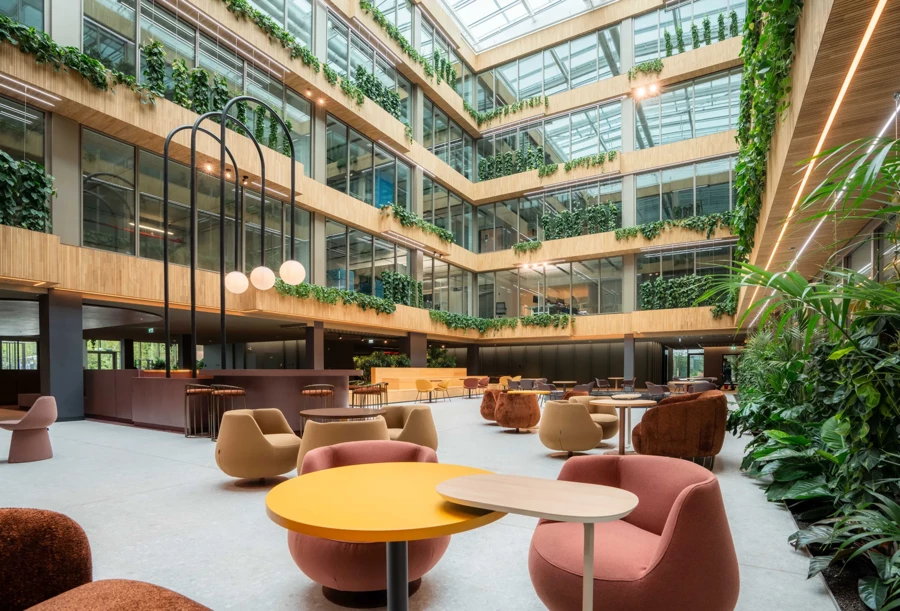 Das visionäre Konzept stellt den Menschen ins Zentrum und schafft durch LIGNO® Akustikpaneele eine optimale Aufenthaltsqualität.